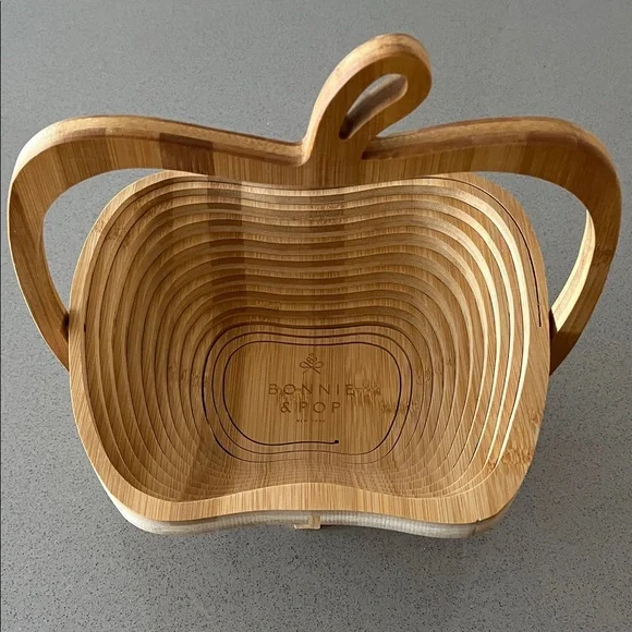 Wooden serving tray converts to basket - apple shape - Picture 5 of 6